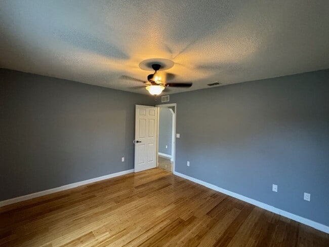 Building Photo - Beautifully Renovated Home In the Shores  3/2/2 **WON"T LAST**