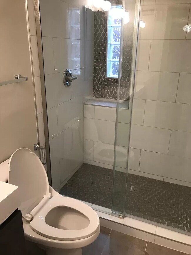 Main bathroom 01 - 367 Auden Ave