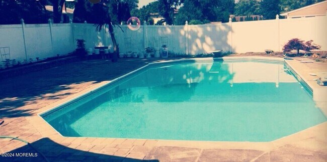 Building Photo - 691 Sussex Ct