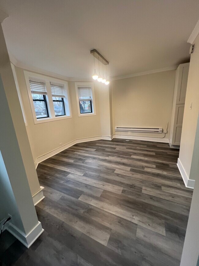 Building Photo - 3839 N Greenview Ave