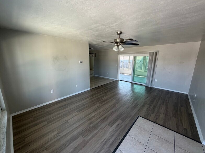 Building Photo - 7520 Hawthorn Dr