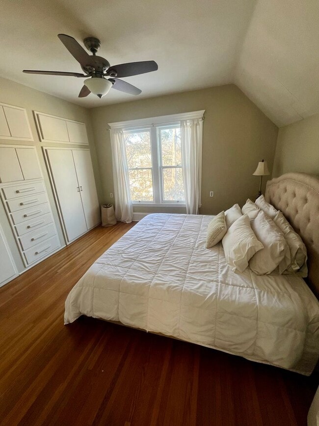 Building Photo - Fully Furnished, Large 3 Bedroom Home!