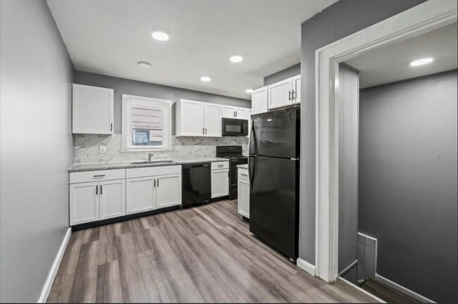 Building Photo - 409 N Temple Ave