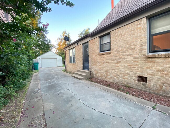 Building Photo - 2 Bedroom 2 Bathroom plus Bonus Room with ALL Appliances Included