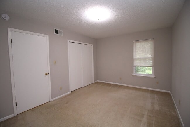 Building Photo - Two-story 2 bedroom townhouse in Northeast...