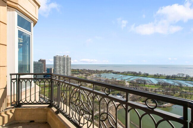 Building Photo - 2550 N Lakeview Ave