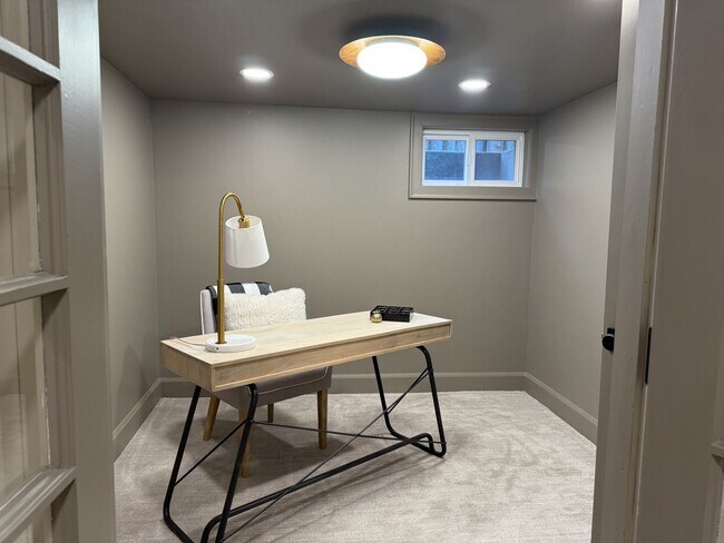 Building Photo - Beautiful Remodeled Sugar House Home