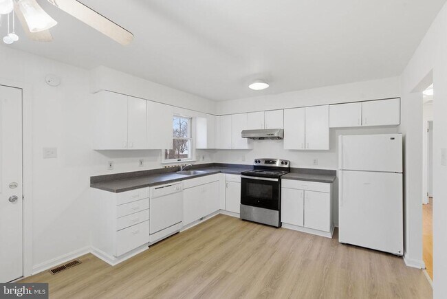 Building Photo - 4904 Hollywood Rd