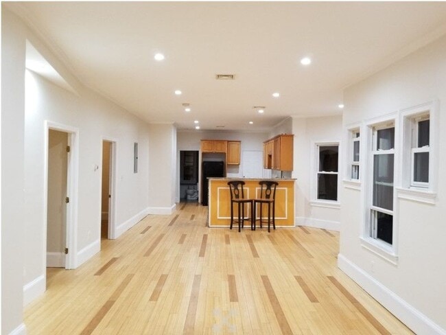 Building Photo - 9 Landor Rd