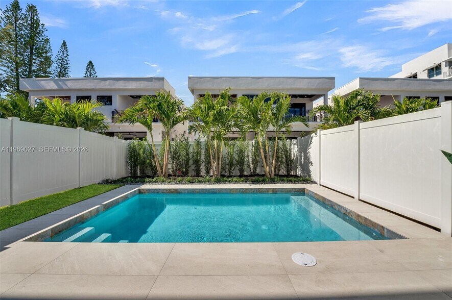 Building Photo - 920 NE 17th Ave