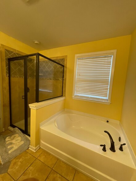 Building Photo - 3925 Silver Springs Rd