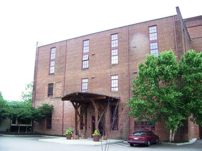 Primary Photo - -- AVAILABLE AUGUST 8TH -- 2 BR / 2 BA Spe...