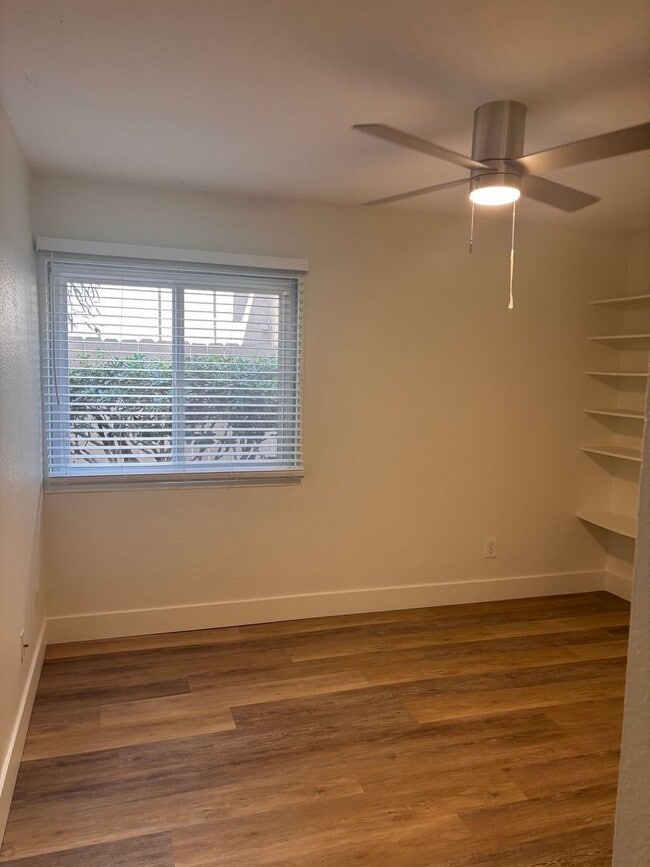 Building Photo - Bay Ho 3 Bd 2 Ba Corner first level Condo for lease