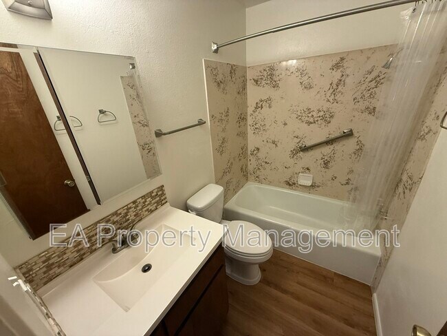 Building Photo - 2516 Chelwood Park Blvd NE