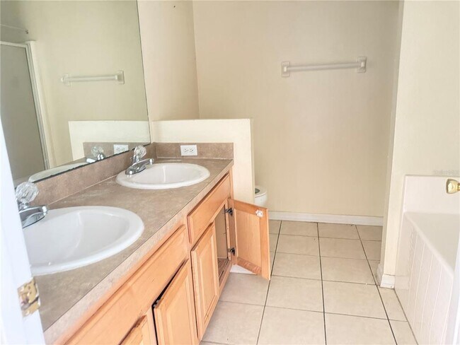 Building Photo - 2109 Woodsedge Dr