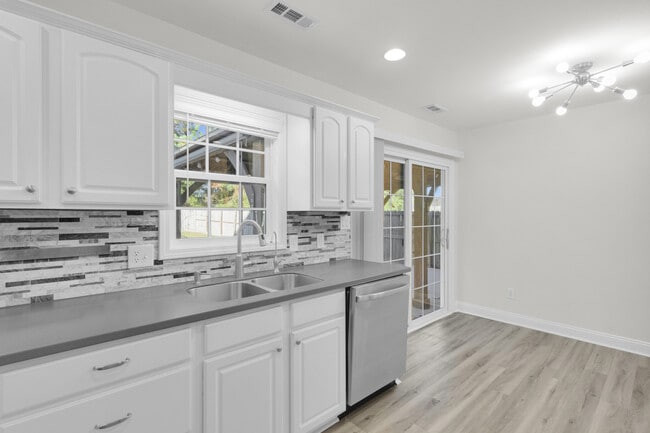 Building Photo - 204 Two Oaks Ct