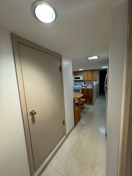 Entry - 5434 N Lotus Ave