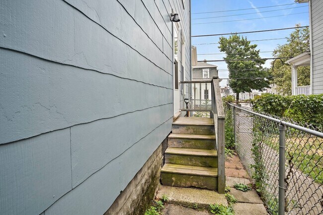 Building Photo - 135 Clifton St