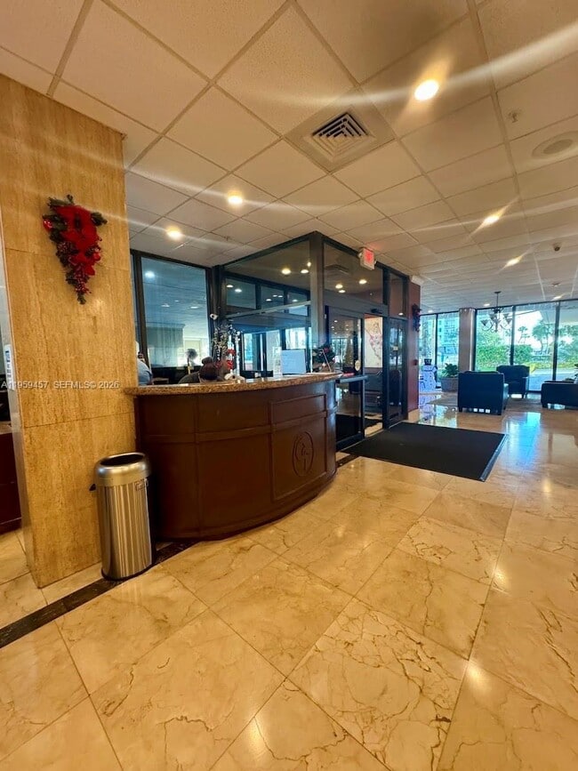 Building Photo - 400 Kings Point Dr