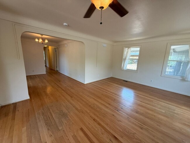 Building Photo - 2 Bedroom Home for Rent in Hood River