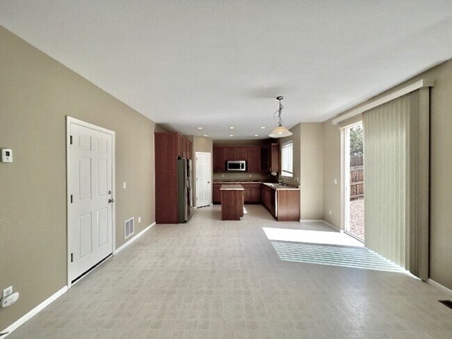 Building Photo - FABULOUS 4 BEDROOM HOME IN EASTVIEW ESTATES!!