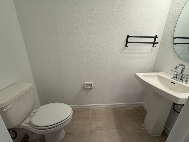 Building Photo - Palmero Community ~ 3 bed/ 2.5 bath Townhouse