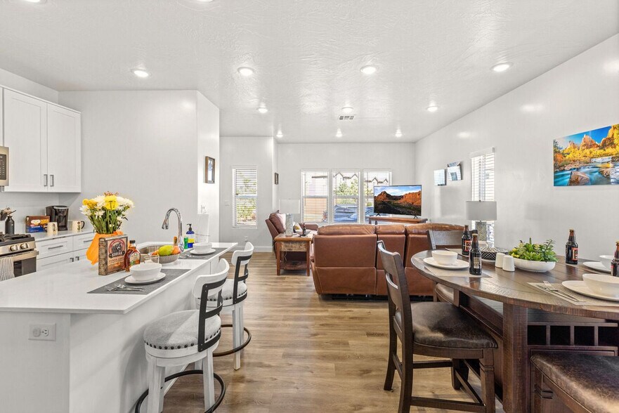 Building Photo - 350 W Old Hwy