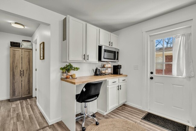 Building Photo - Charming Cottage with Modern Upgrades in Hanahan