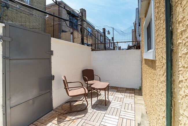 Building Photo - Three Bed Newbold Townhome