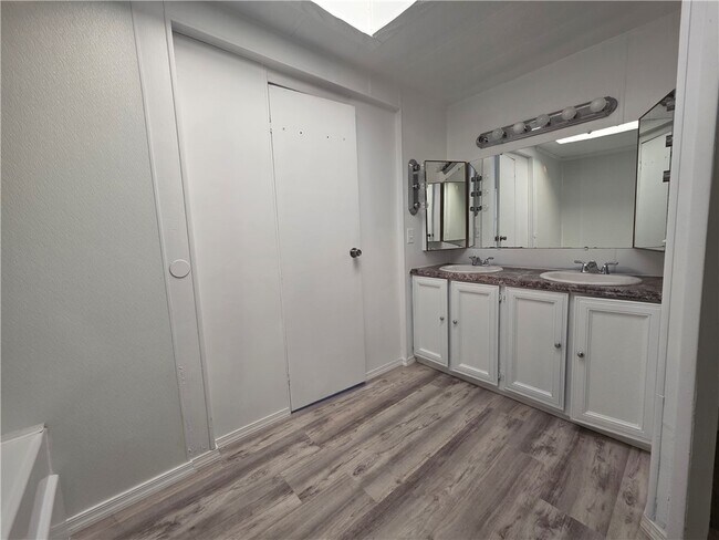 Building Photo - 906 Ramar Rd