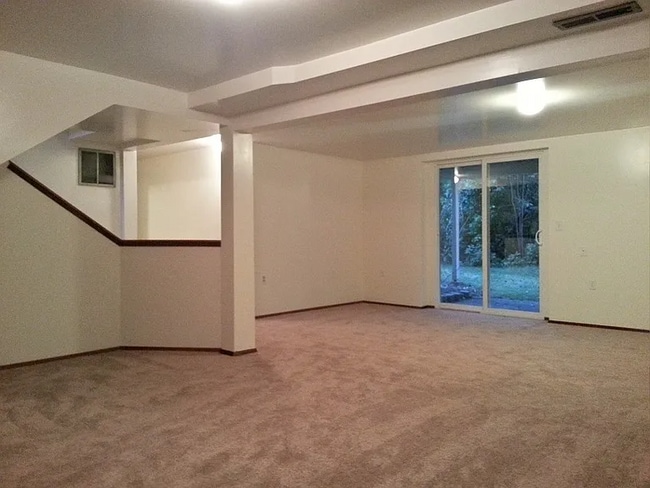Building Photo - Spacious split entry home
