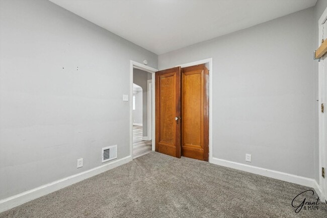 Building Photo - 3 bedroom bungalow $1500
