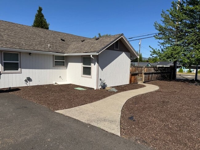 Building Photo - WELL MAINTAINED 3 BR HOME- COMFORTABLE, AFFORDABLE & GREAT LOCATION