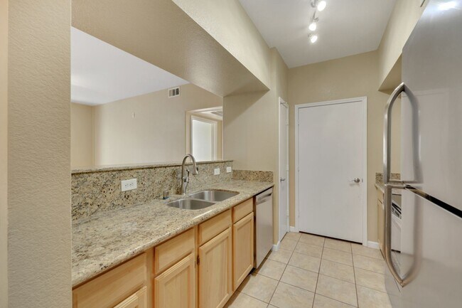 Building Photo - One bedroom condo in gated community