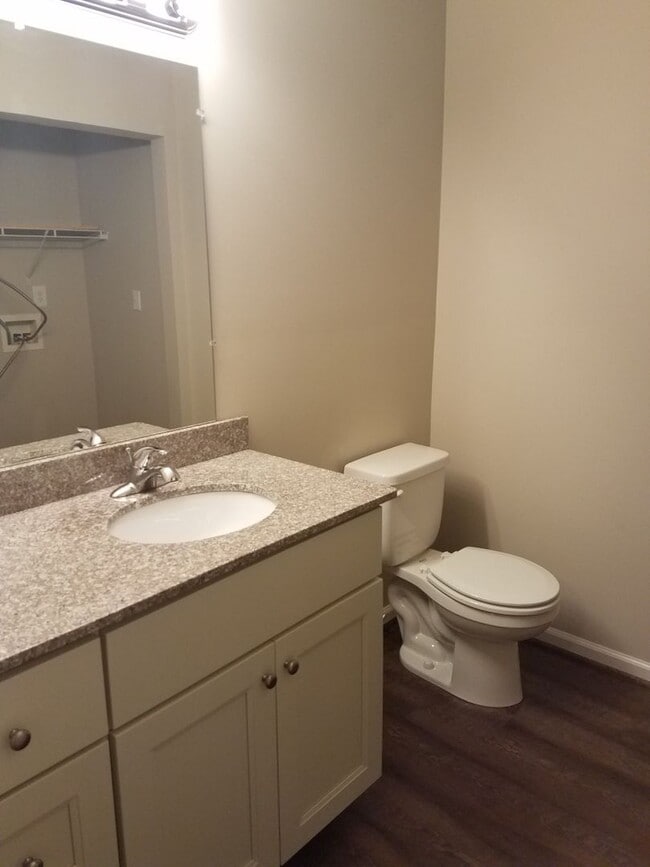 Building Photo - Beautiful 3 Bedroom in Quiet Neighborhood