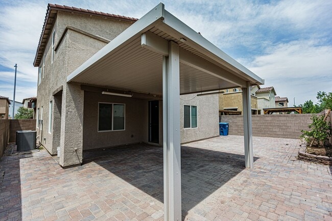 Building Photo - Beautiful 2 story Home