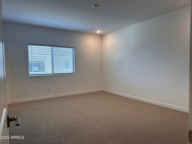 Building Photo - 2819 W Red Fox Rd