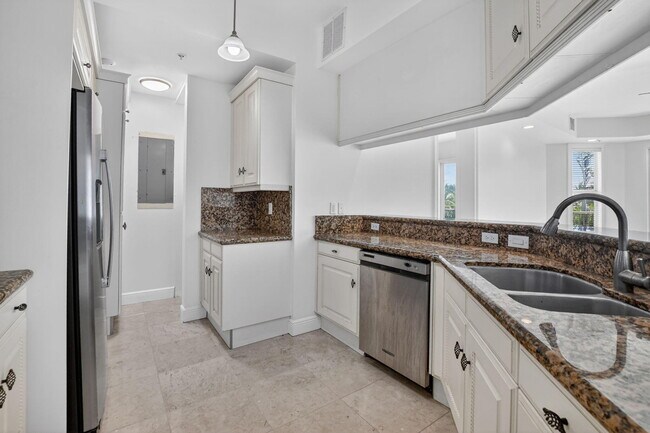 Building Photo - 616 SE 20th Ave