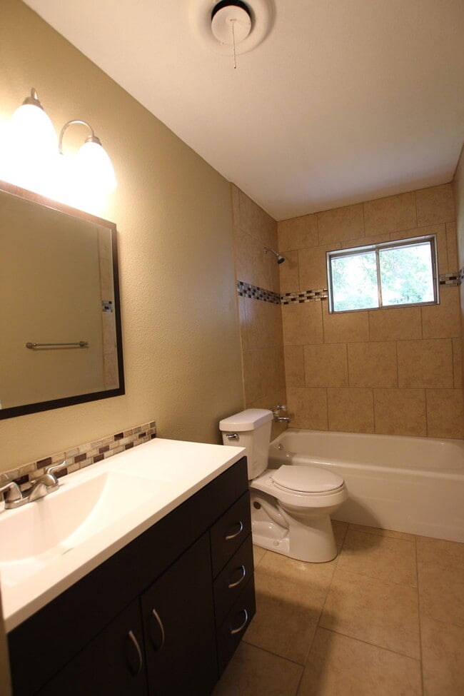 Building Photo - Tour Today! Charming 3 Bedroom, 2 Bathroom Home in Tyler!