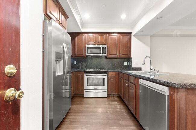 Interior Photo - (AN/TI/YO:A) 5056 Laurel Canyon Blvd