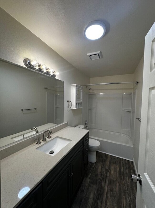 Building Photo - Charming Condo 3+2