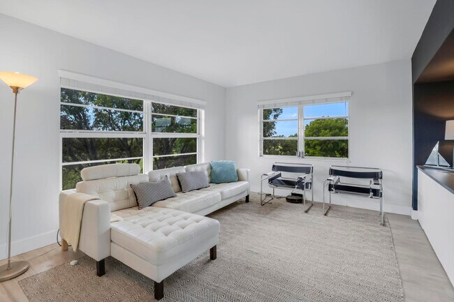 Building Photo - 2800 N Palm Aire Dr