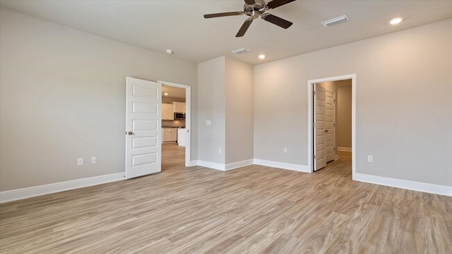 Building Photo - LOTS OF AMENITIES AND CONVENIENT COMMUTE!