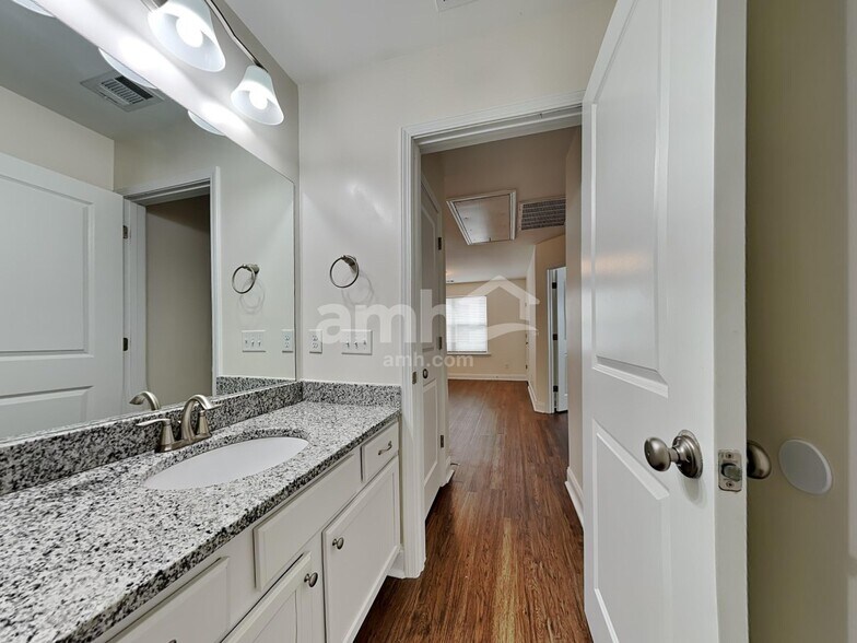 Building Photo - 25 Crabapple Cir
