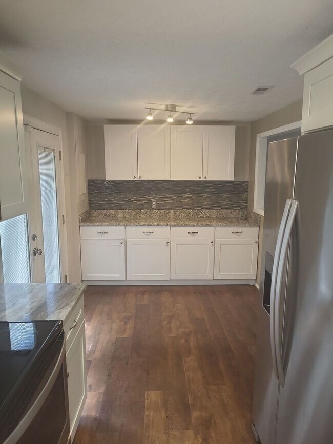 Building Photo - Lovely Updated 3-Bedroom Home with Spaciou...