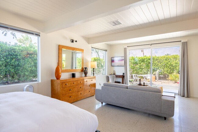 Building Photo - Luxury Mid Century Oasis in Palm Springs