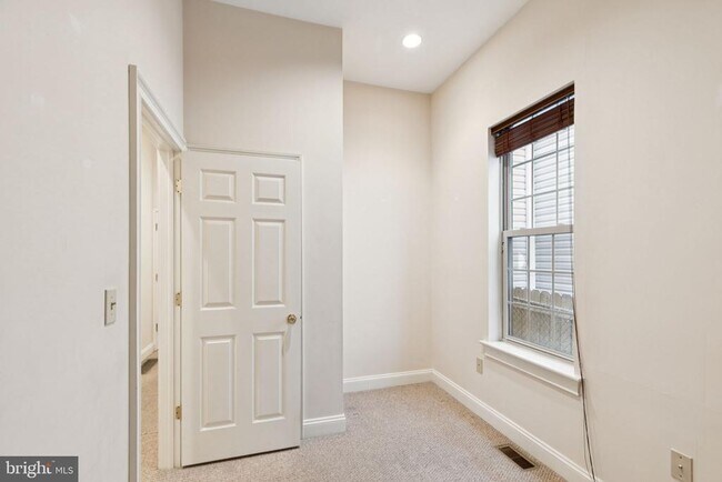 Building Photo - 2542 W Girard Ave