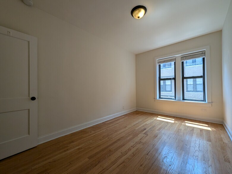 Building Photo - 4036 N Ashland Ave