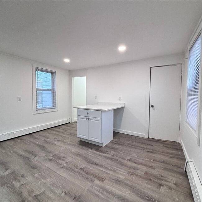 Building Photo - 12 Pine St