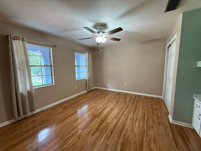 Building Photo - Englewood Park 3 bedroom, 2 bath available...